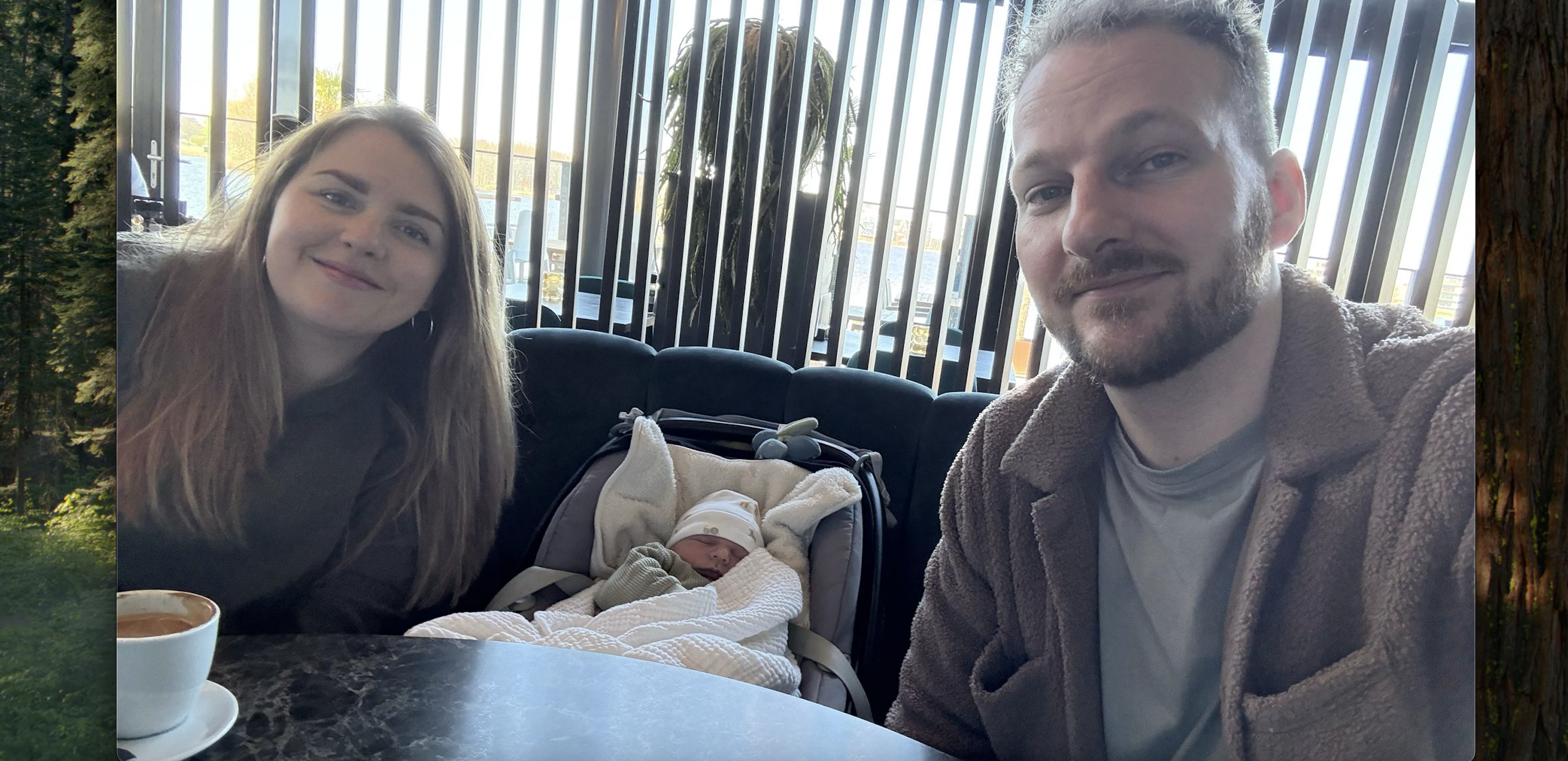 man en vrouw aan tafel
