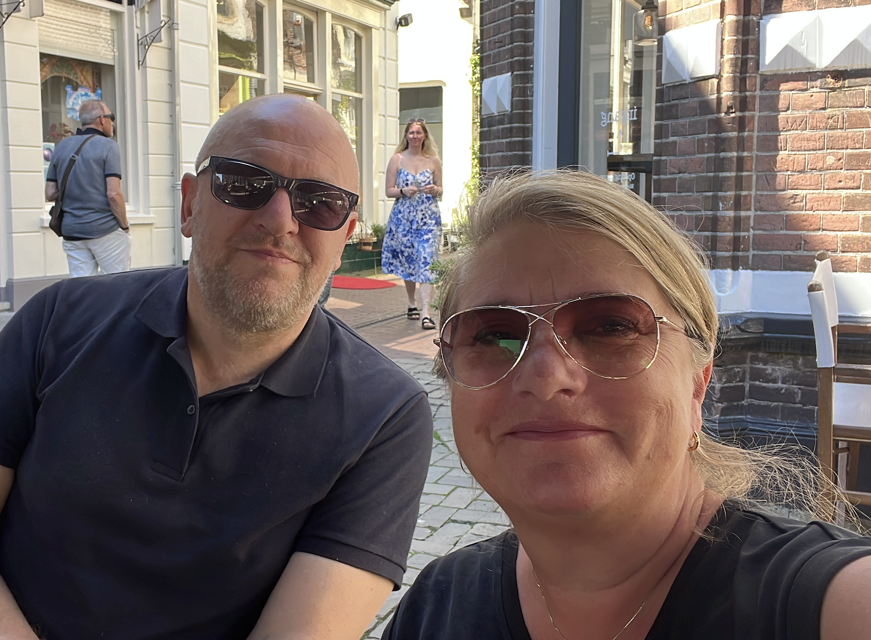 vrouw en man op terras