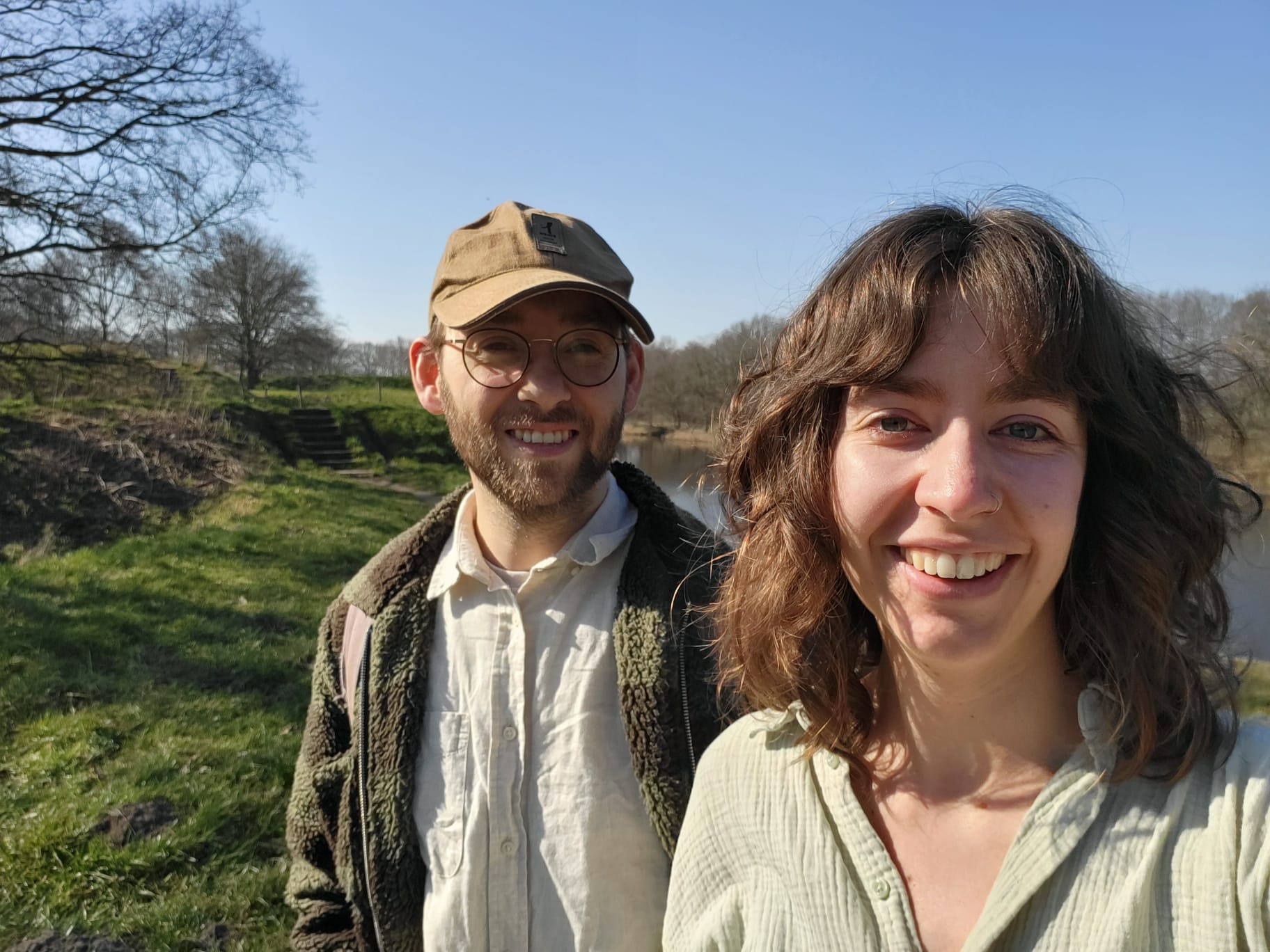 man en vrouw op de kade
