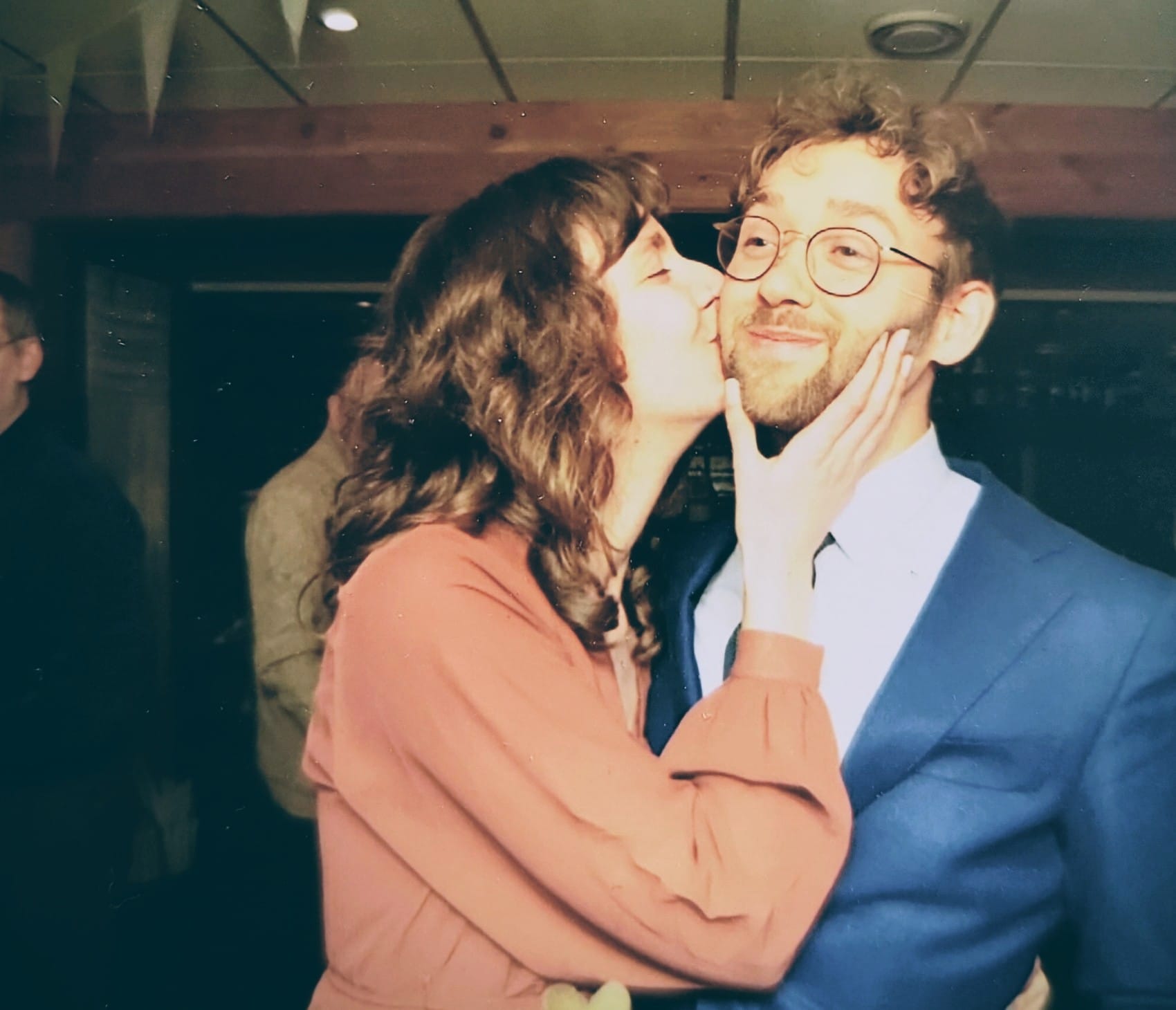 een man in pak en een vrouw in een nette jurk of broekpak